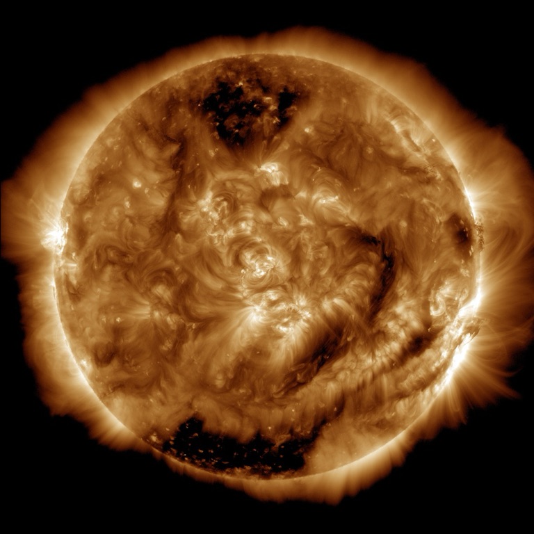 Solens korona i SDO:s ultravioletta 193 Å-bild, med ljusa aktiva områden och mörka koronahål.